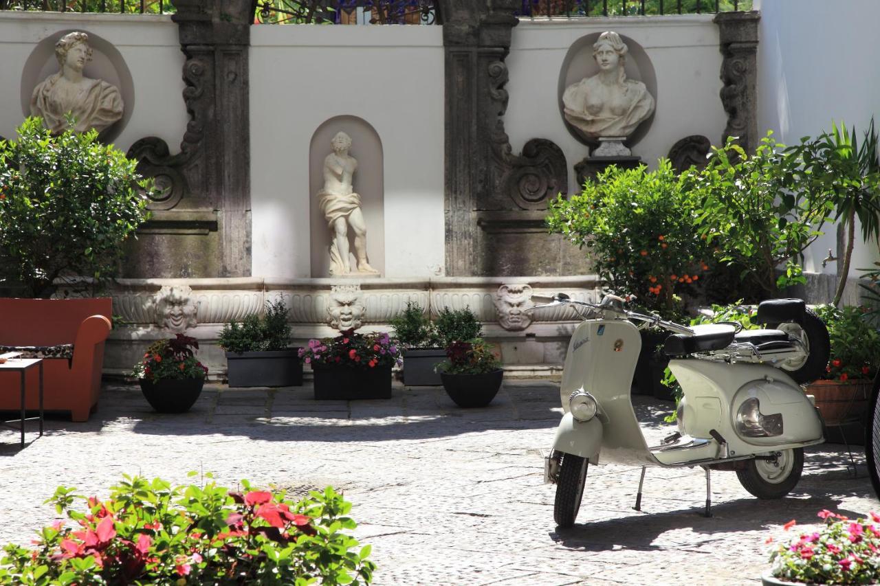 Piazza Bellini & Hotel